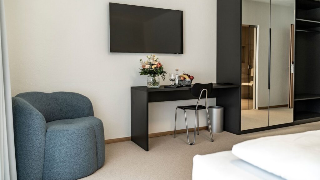 Das_Steinberg_Startseite_Schlafzimmer_Tisch_16_9